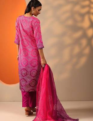 women ethnic motifs printed regular kurta with trousers & with dupatta 4