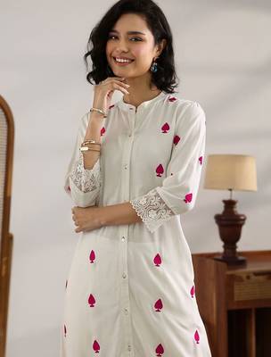women ethnic motifs embroidered regular thread work kurta with trousers 7