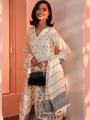 women ethnic motifs printed regular kurta with trousers & with dupatta 6