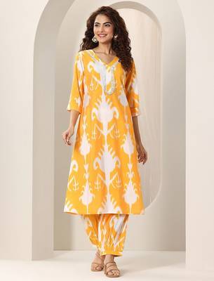 women ethnic motifs printed regular kurta with trousers 1