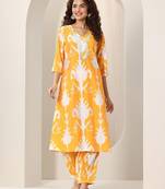 women ethnic motifs printed regular kurta with trousers