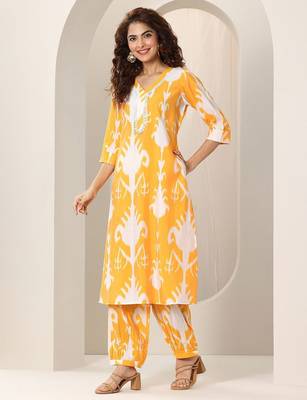 women ethnic motifs printed regular kurta with trousers 3
