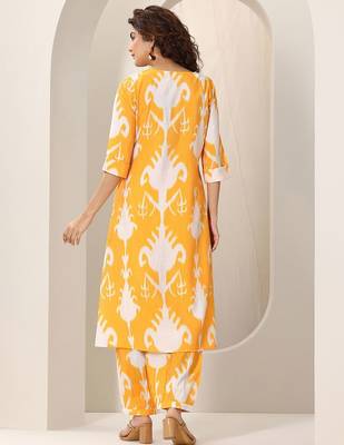 women ethnic motifs printed regular kurta with trousers 4