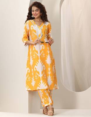 women ethnic motifs printed regular kurta with trousers 5