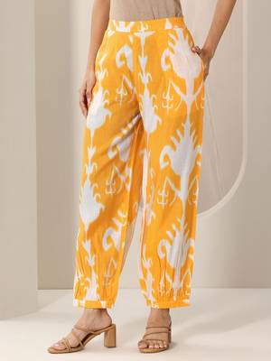women ethnic motifs printed regular kurta with trousers 7