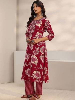 women floral printed regular thread work kurta with trousers & with dupatta 2