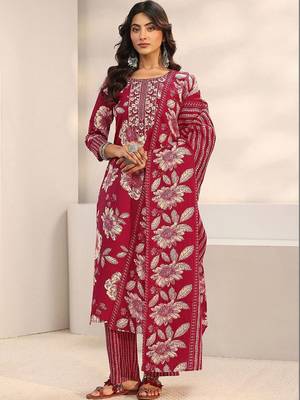women floral printed regular thread work kurta with trousers & with dupatta 3