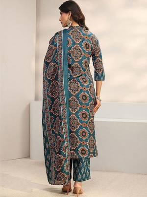 women ethnic motifs printed regular thread work kurta with trousers & with dupatta 4