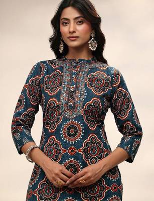 women ethnic motifs printed regular thread work kurta with trousers & with dupatta 5