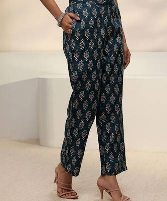 women ethnic motifs printed regular thread work kurta with trousers & with dupatta 7