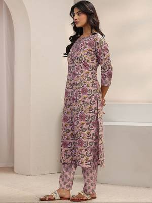 women floral printed regular thread work kurta with trousers & with dupatta 5