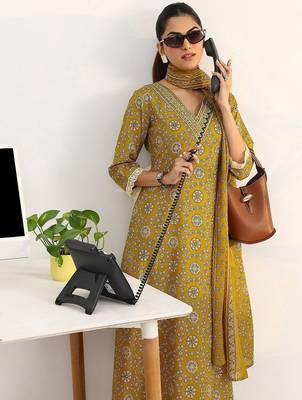 women ethnic motifs printed regular cotton blend kurta with trousers & with dupatta 2