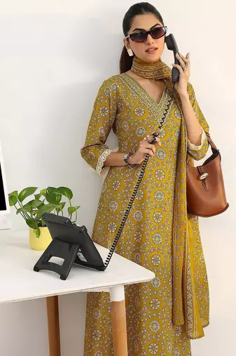 women ethnic motifs printed regular cotton blend kurta with trousers & with dupatta
