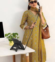women ethnic motifs printed regular cotton blend kurta with trousers & with dupatta