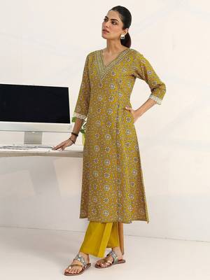 women ethnic motifs printed regular cotton blend kurta with trousers & with dupatta 3