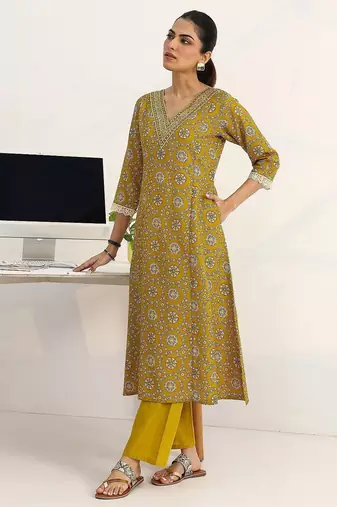 women ethnic motifs printed regular cotton blend kurta with trousers & with dupatta