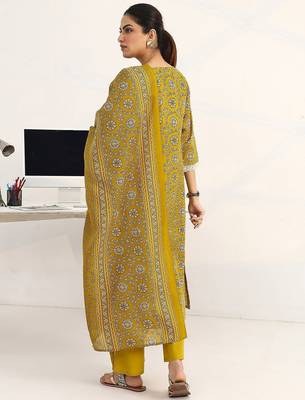 women ethnic motifs printed regular cotton blend kurta with trousers & with dupatta 4