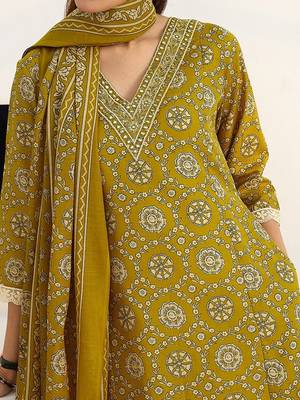 women ethnic motifs printed regular cotton blend kurta with trousers & with dupatta 5