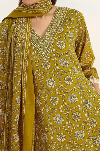 women ethnic motifs printed regular cotton blend kurta with trousers & with dupatta