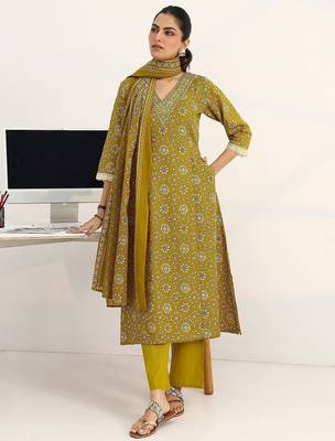 women ethnic motifs printed regular cotton blend kurta with trousers & with dupatta 1