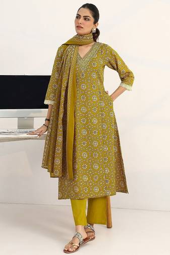 women ethnic motifs printed regular cotton blend kurta with trousers & with dupatta