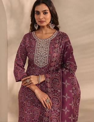 women ethnic motifs printed regular thread work kurta with trousers & with dupatta 2