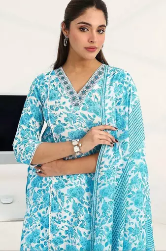 women floral printed regular kurta with trousers & with dupatta