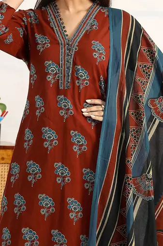 women ethnic motifs printed regular cotton blend kurta with trousers & with dupatta