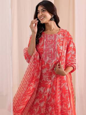 women floral printed regular thread work kurta with trousers & with dupatta 3