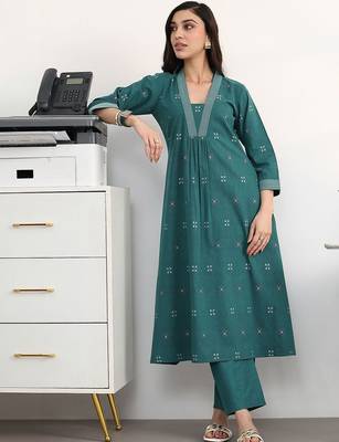women ethnic motifs pleated kurta with trousers 1