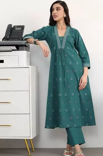 women ethnic motifs pleated kurta with trousers