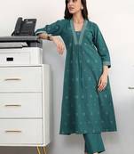 women ethnic motifs pleated kurta with trousers