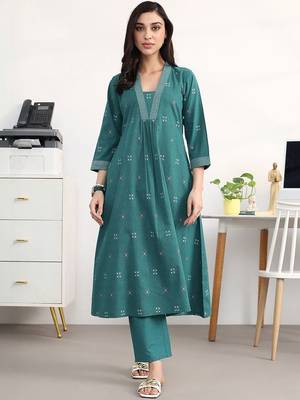 women ethnic motifs pleated kurta with trousers 2