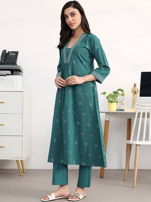 women ethnic motifs pleated kurta with trousers 3