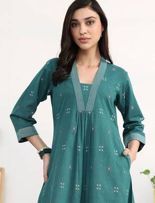 women ethnic motifs pleated kurta with trousers 4