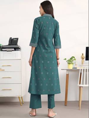 women ethnic motifs pleated kurta with trousers 5