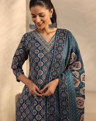 women ethnic motifs printed regular thread work kurta with trousers & with dupatta 5