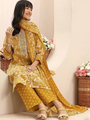 women floral printed regular thread work kurta with trousers & with dupatta 2
