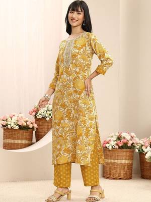 women floral printed regular thread work kurta with trousers & with dupatta 3