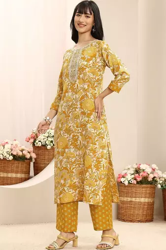 women floral printed regular thread work kurta with trousers & with dupatta