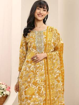women floral printed regular thread work kurta with trousers & with dupatta 4