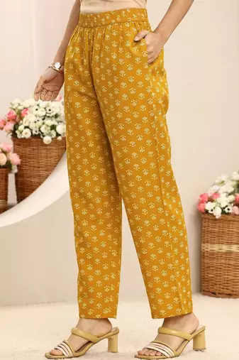 women floral printed regular thread work kurta with trousers & with dupatta