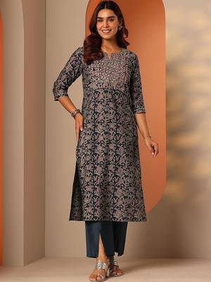 women ethnic motifs printed regular thread work kurta with trousers 3