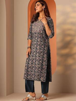women ethnic motifs printed regular thread work kurta with trousers 4