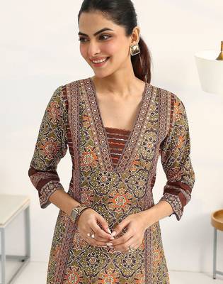 women ethnic motifs printed regular kurta with trousers & with dupatta 3