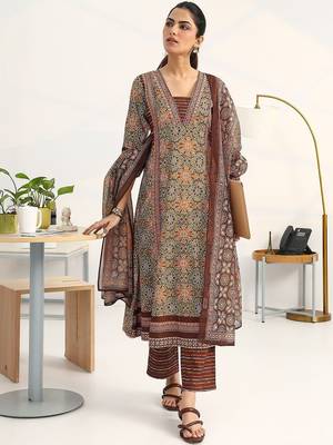 women ethnic motifs printed regular kurta with trousers & with dupatta 4