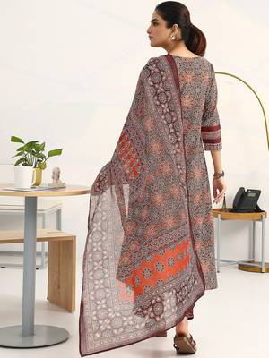 women ethnic motifs printed regular kurta with trousers & with dupatta 5