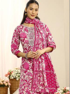 women floral printed regular thread work kurta with trousers & with dupatta 2