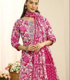 women floral printed regular thread work kurta with trousers & with dupatta