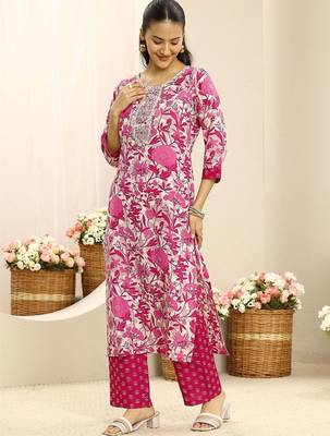 women floral printed regular thread work kurta with trousers & with dupatta 3